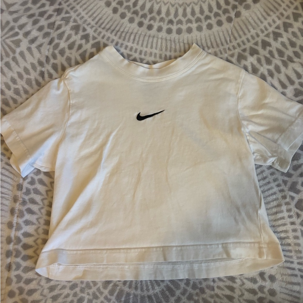 WHITE NIKE CROP TOP